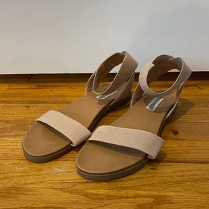 Woman’s Steve Madden elastic sandals